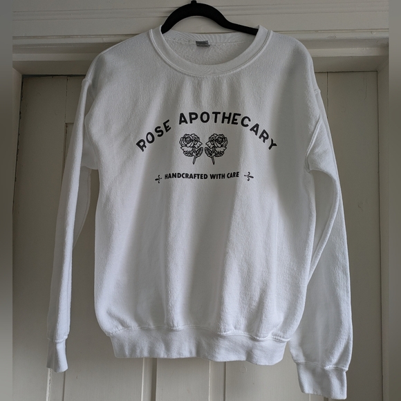 Gildan Tops - Gildan Rose Apothocary White Sweatshirt- M